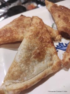 fagottini di pasta sfoglia con ripieno di mela e mandorle tostate