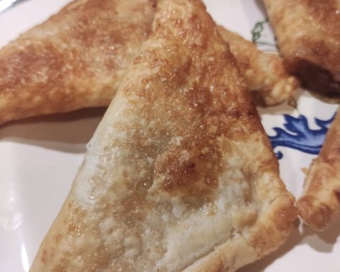 fagottini di pasta sfoglia con ripieno di mela e mandorle tostate