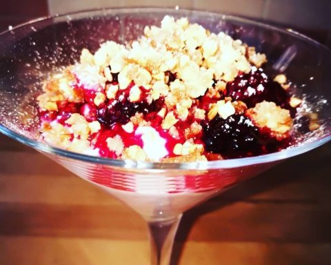 crumble di mandorle ai frutti di bosco